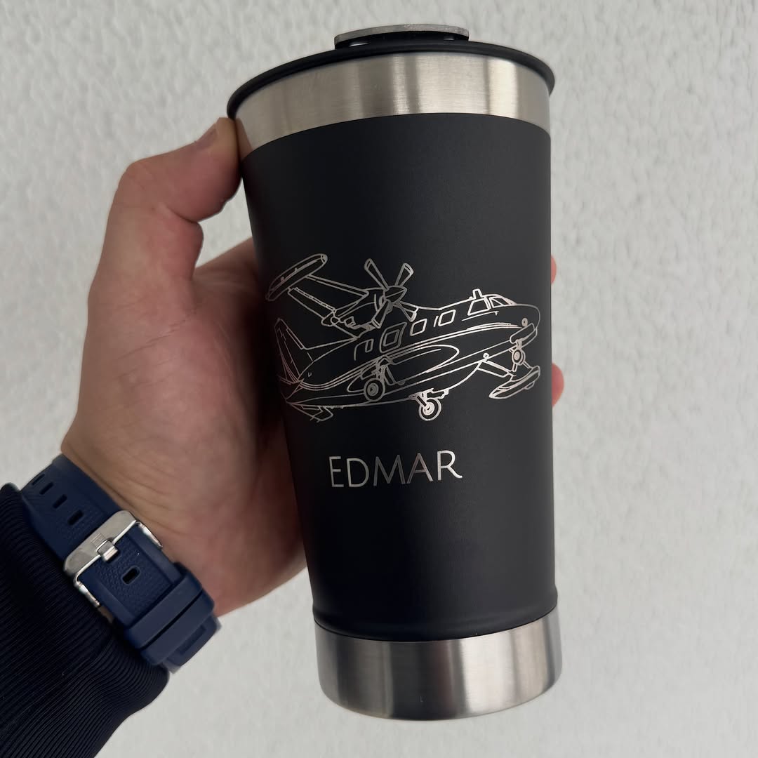 Copo térmico com desenho de aeronave